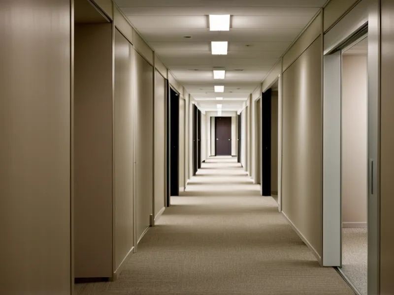 Couloir de bureau calme et vide offrant une zone de repli sensoriel