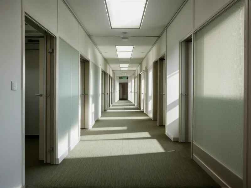 Couloir de bureau calme et lumineux illustrant la décompression après un effort émotionnel.